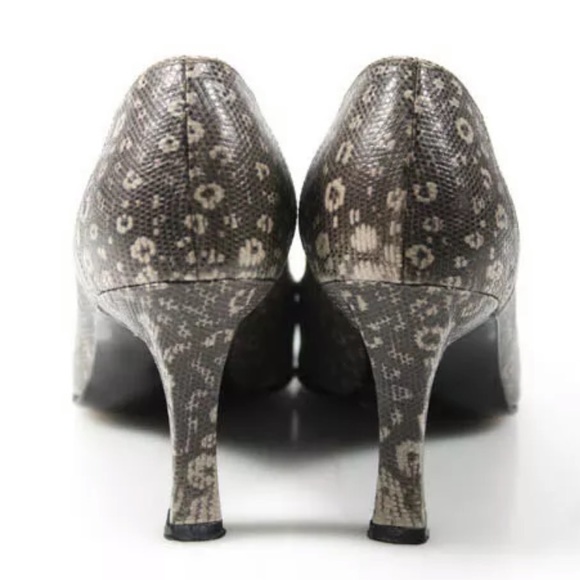 STUART WEITZMAN GRAY EMBOSSED LEATHER PUMPS - Picture 3 of 8